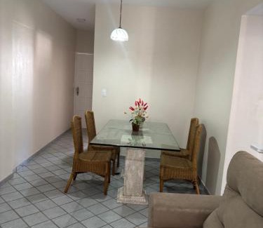 Centro Apartment | Apartamento a 350 m das praias de Areia Preta e das Castanheiras com dois quartos e duas varandas TV Wi-Fi dois elevadores sol da manhã garagem cozinha completa com airfryer micro-ondas sanduicheira e chaleira elétrica próximo a bancos mercados restaurant