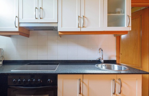 Bueu Apartment | "Apartamento con jardin en un chale" with Mountain View, Wi-Fi, Garden & Terrace