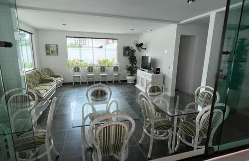 Vila Julia Apartment | Apartamento no Guarujá Enseada a beira mar, ótima localidade e com ar condicionado