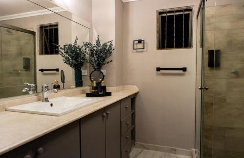 Cali Apartment | Apartamento Tropical Gótico