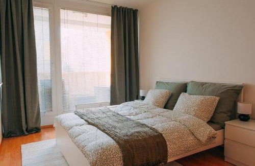 Prosek Apartment | Apartmán u METRA, 4 hosté, parking free, blízko O2 arena