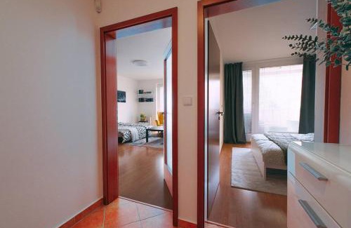 Prosek Apartment | Apartmán u METRA, 4 hosté, parking free, blízko O2 arena