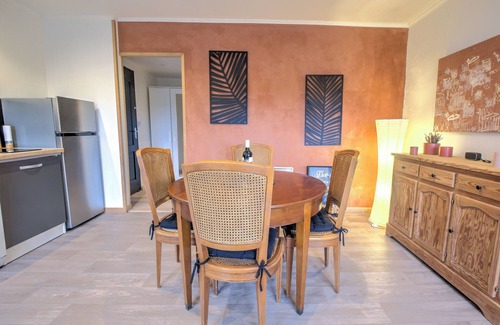 Saint-Cernin-de-Labarde Apartment | Apartment 'Les Hirondelles' with Private Terrace, Private Garden and Wi-Fi
