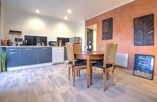 Saint-Cernin-de-Labarde Apartment | Apartment 'Les Hirondelles' with Private Terrace, Private Garden and Wi-Fi