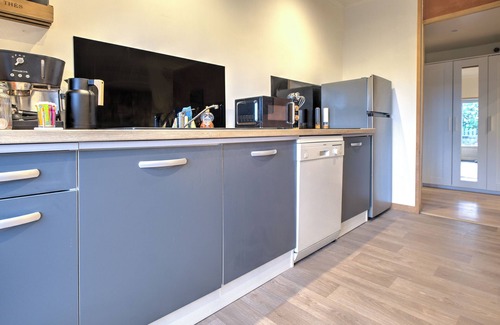 Saint-Cernin-de-Labarde Apartment | Apartment 'Les Hirondelles' with Private Terrace, Private Garden and Wi-Fi