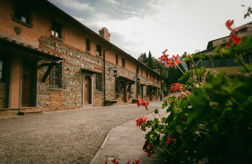 San Donato in Fronzano Apartment | Apartment '01 A Fattoria Degli Usignoli' with Shared Pool, Wi-Fi and Air Conditioning