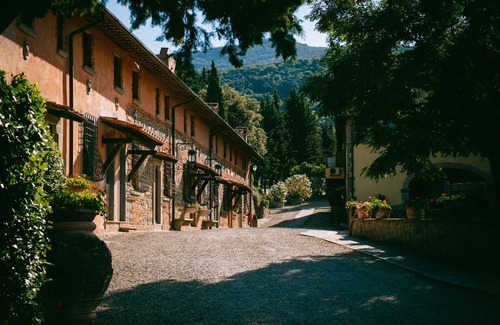 San Donato in Fronzano Apartment | Apartment '12 A Fattoria Degli Usignoli' with Shared Pool, Wi-Fi and Air Conditioning