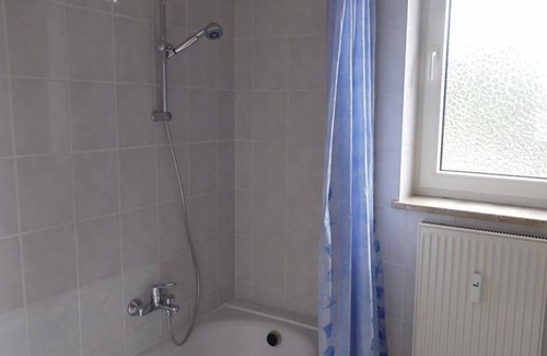Altenholz-Klausdorf Apartment | Apartment 1, shower, toilet, living room/bedroom - Apartment Wall