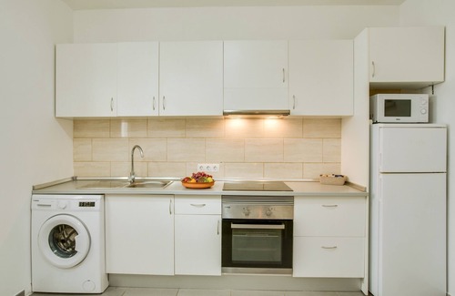 Vecindario Apartment | Apartment “1A Van Halen” close to the Sea with Wi-Fi & Fans