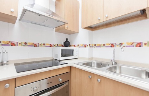 El Poble-sec Apartment | Apartment '3 Bedroom Next To Plaza' with Wi-Fi and Air Conditioning