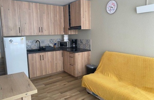 Arette Apartment | Apartment 7 pax, Direct Access to Slopes and Shops, Balcony, Ski Locker, Free Parking