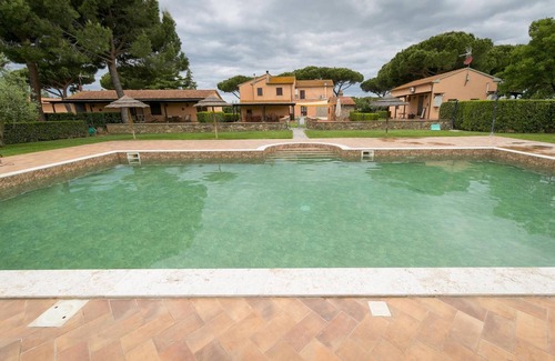 Piombino Apartment | Apartment 'Albatro' with Shared Pool, Wi-Fi and Air Conditioning
