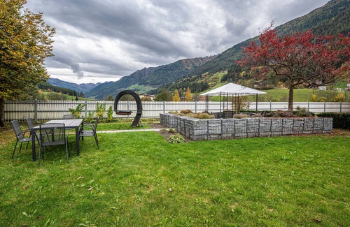 Valle Aurina Apartment | Apartment "Alpen Living - 1 Stock Groß" with Mountain View, Shared Sauna & Wi-Fi