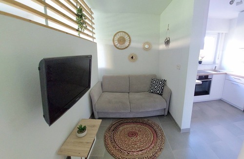 Gaienhofen Apartment | Apartment 'Anna' with Private Terrace and Shared Garden