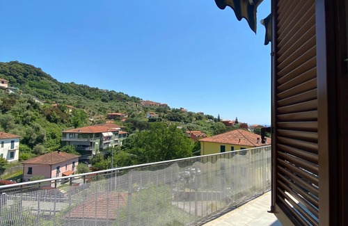 La Foce Apartment | Apartment 'Appartamento La Valle Degli Ulivi' with Sea View, Private Terrace and Wi-Fi