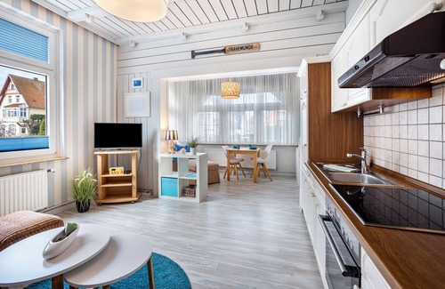 Alt-Travemunde/Ronnau Apartment | Apartment 'Äquator' with Shared Terrace, Shared Garden and Wi-Fi