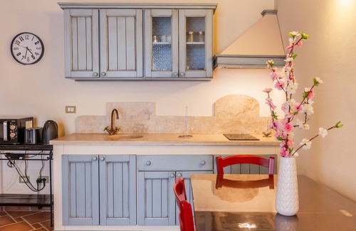 Campiglia Marittima Apartment | Apartment 'Borgo La Contessa - Leopoldo' with Shared Pool, Wi-Fi and Air Conditioning