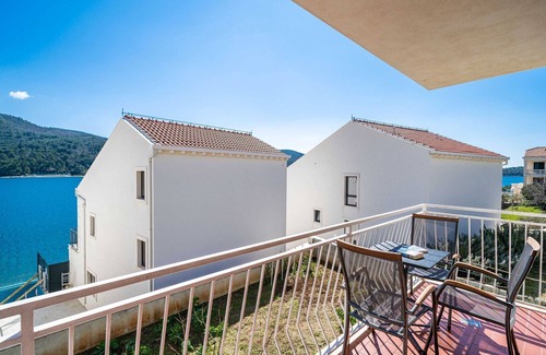 Slano Apartment | Apartment Bobić- Three Bedroom Apartment with Balcony and Sea View