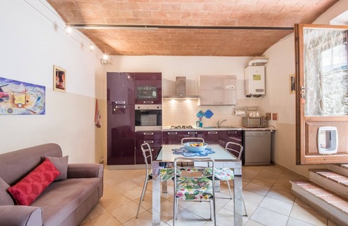 Rosia Apartment | Apartment 'Borgo Rosia 85' with Garden a few Steps from Siena