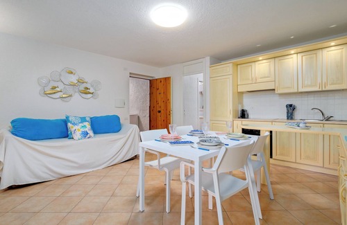 Cugnana Verde Apartment | Apartment 'Casa Ioana' with Private Terrace, Balcony and Air Conditioning