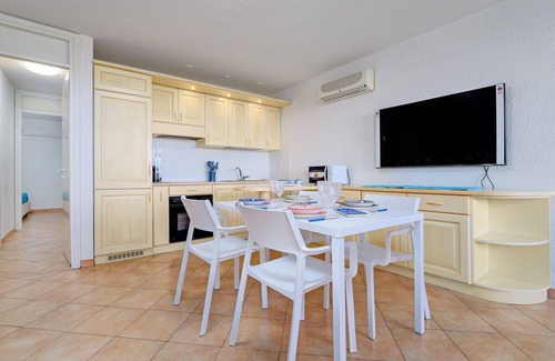 Cugnana Verde Apartment | Apartment 'Casa Ioana' with Private Terrace, Balcony and Air Conditioning