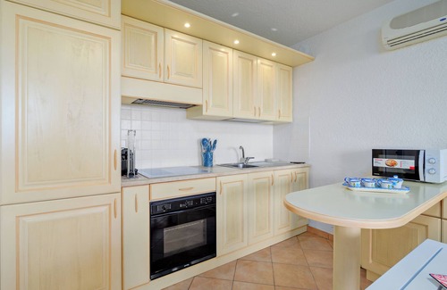 Cugnana Verde Apartment | Apartment 'Casa Ioana' with Private Terrace, Balcony and Air Conditioning