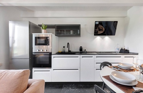 Colà Di Lazise Apartment | Apartment 'Casa Iris' with Shared Pool, Wi-Fi and Air Conditioning