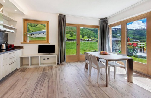 Livigno Apartment | Apartment 'Chalet Snowlake Lago' with Mountain View, Private Garden and Wi-Fi