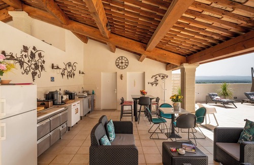 Crillon-le-Brave Apartment | Apartment 'Chambre Jasmin' with Mountain View, Wi-Fi and Air Conditioning