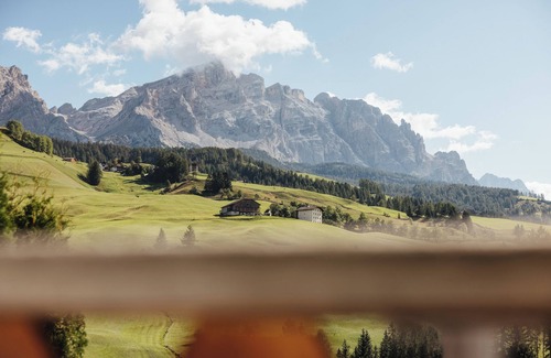 Badia Apartment | Apartment "Ciasa Willy Lavarella" with Mountain View & Wi-Fi