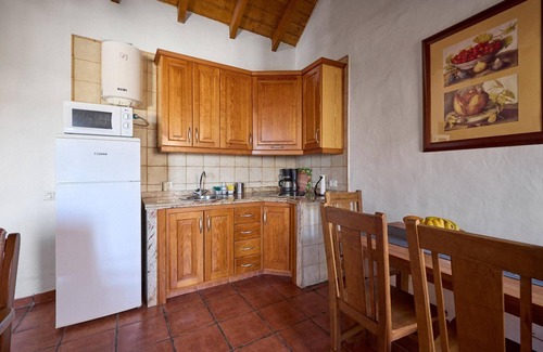 Mocanal Apartment | Apartment 'El Ciruelo' with Sea Views, Shared Terrace and Wi-Fi