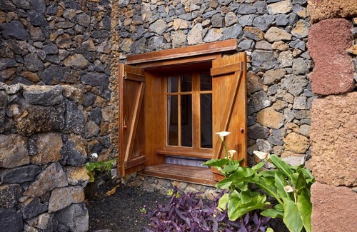 Mocanal Apartment | Apartment 'El Ciruelo' with Sea Views, Shared Terrace and Wi-Fi