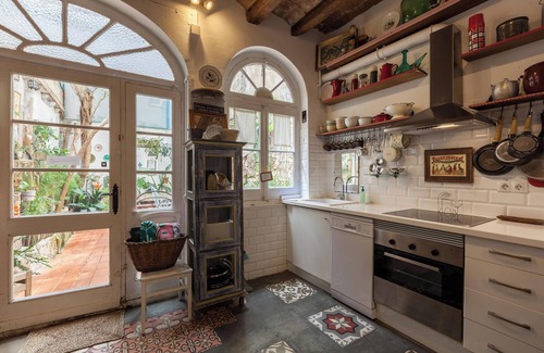 la Vila de Gracia Apartment | Apartment 'El Patio De Gracia' with Private Terrace, Wi-Fi and Air Conditioning
