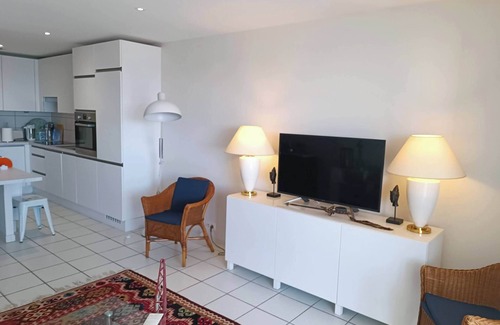 Le Port Apartment | Apartment facing the sea