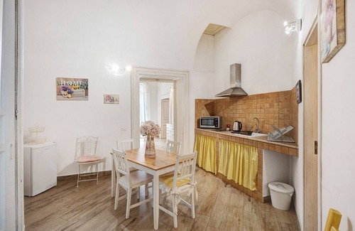 Naples City Centre Apartment | Apartment 'Familiare A Napoli Centro' with Balcony, Wi-Fi and Air Conditioning