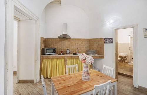 Naples City Centre Apartment | Apartment 'Familiare A Napoli Centro' with Balcony, Wi-Fi and Air Conditioning