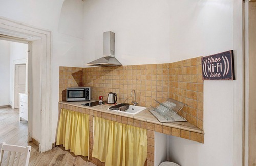 Naples City Centre Apartment | Apartment 'Familiare A Napoli Centro' with Balcony, Wi-Fi and Air Conditioning