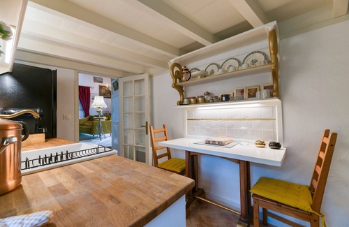 Saint-Martin-d'Uriage Apartment | Apartment 'La Galerie François 1er Au Château' with Wi-Fi