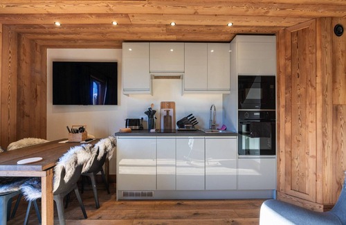 Saint-Sorlin-d'Arves Apartment | Apartment in France with Mountain Views & Pool
