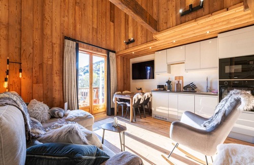 Saint-Sorlin-d'Arves Apartment | Apartment in France with Mountain Views & Pool
