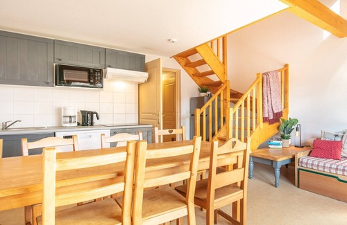 Saint-Sorlin-d'Arves Apartment | Apartment in Saint-Sorlin with Mountain Views