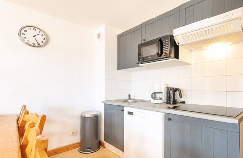 Saint-Sorlin-d'Arves Apartment | Apartment in Saint-Sorlin with Mountain Views
