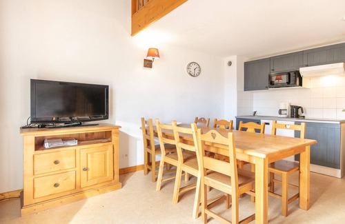 Saint-Sorlin-d'Arves Apartment | Apartment in Saint-Sorlin with Mountain Views