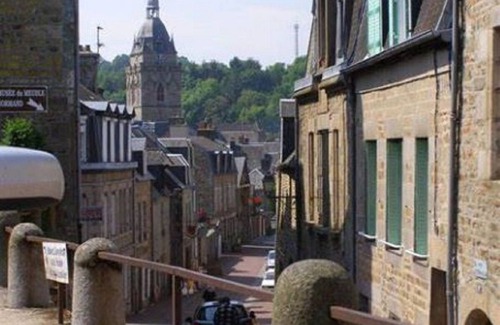 Villedieu-les-Poeles Apartment | Apartment with terrace in a 14th century building