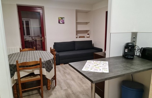 Carnoules Apartment | Apartment 'Gîte Zen' with Mountain View, Shared Pool and Wi-Fi