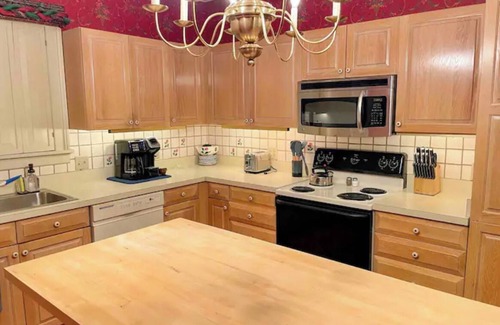 Chevy Chase House | Apartment Haven above Lexington’s Specialty Coffeeshop. Best location to be!
