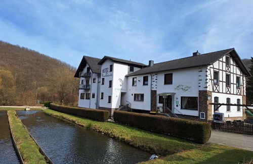 Macken House | Apartment - Hotel Restaurant Forellenzucht