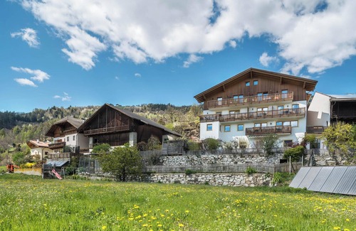 Feldthurns Apartment | Apartment "Huberhof Zimmer" with Mountain View, Garden & Wi-Fi