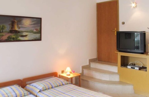Vinkuran Apartment | Apartment Hula (PUL246) in Pula - 2 persons, 1 bedrooms