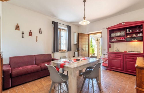 Gallina Apartment | Apartment 'Il Crivello' with Shared Pool, Wi-Fi and Air Conditioning